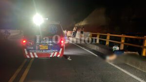 murió al chocar con el separador del Anillo Vial y su primo resultó herido