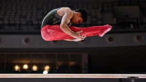 Gran cuarto lugar de Ángel Barajas en la final de paralelas en el Mundial de gimnasia de Yakarta